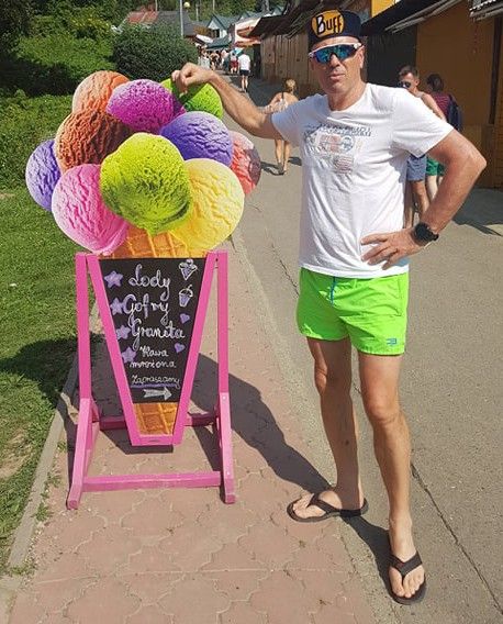 Potykacz w kształcie lodów gałkowych na deptaku w Solinie