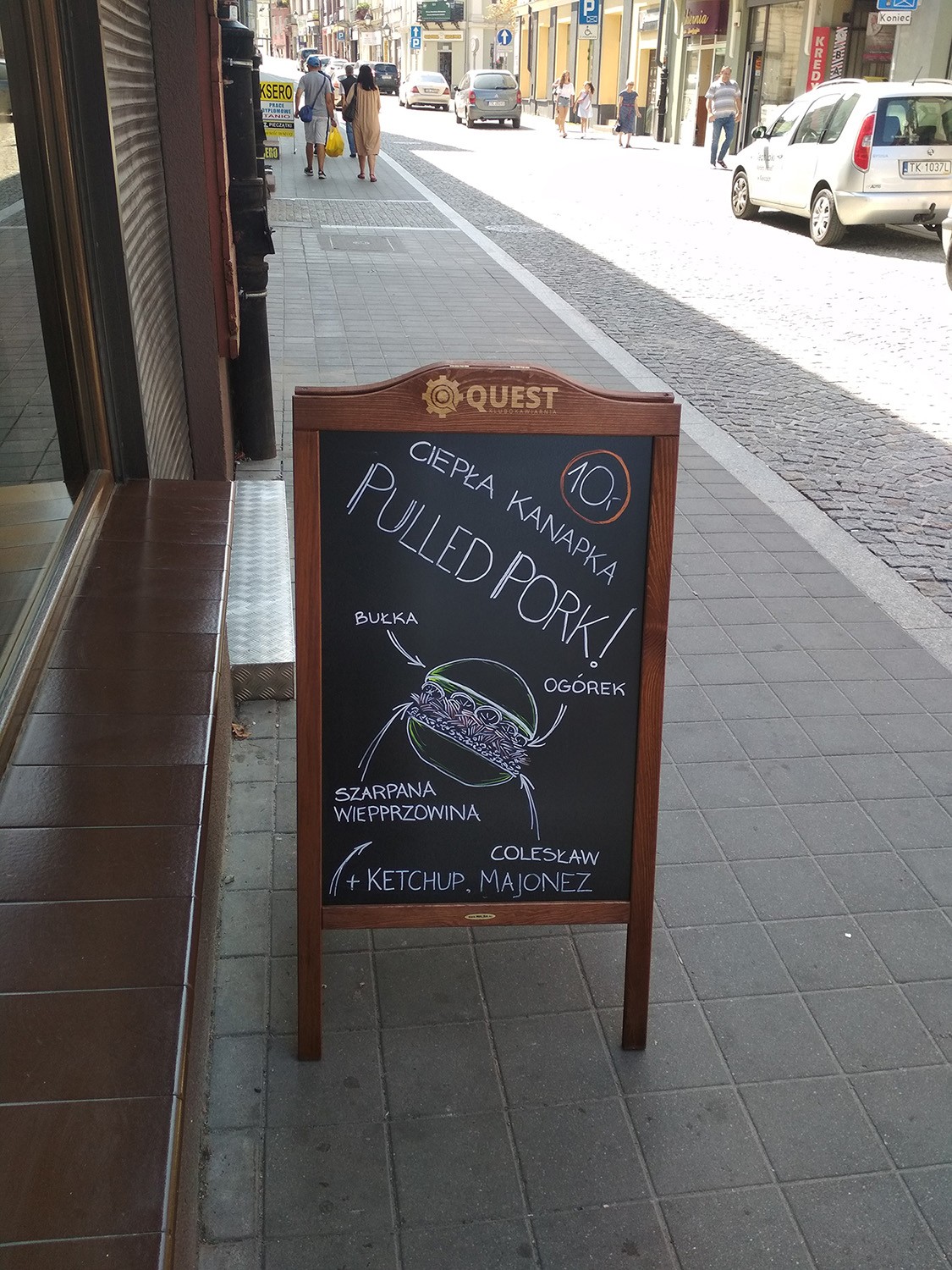 Zobacz potykacz jaki stoi przed Klubokawiarnią Quest w Kielcach