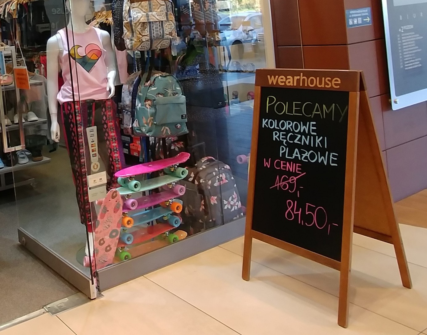 Potykacz reklamowy dla WEARHOUSE w galerii handlowej 
