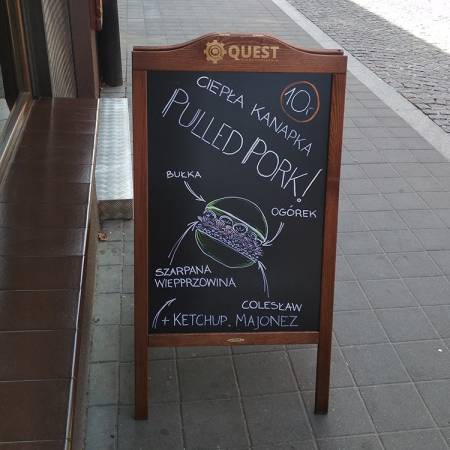 Potykacz reklamowy dla KLUBOKAWIARNI QUEST Kielce