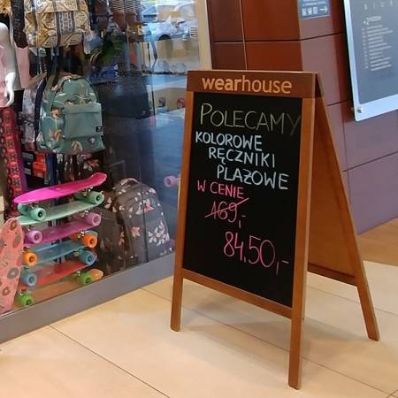 Potykacz reklamowy dla WEARHOUSE w galerii handlowej 